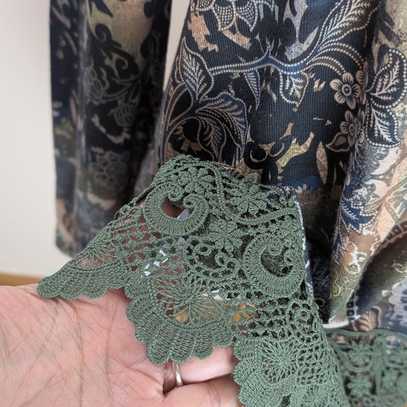 ONE WORLD Women's Size Medium Multicolor Patterned Tunic with Green Lace Hem - Picture 5 of 12